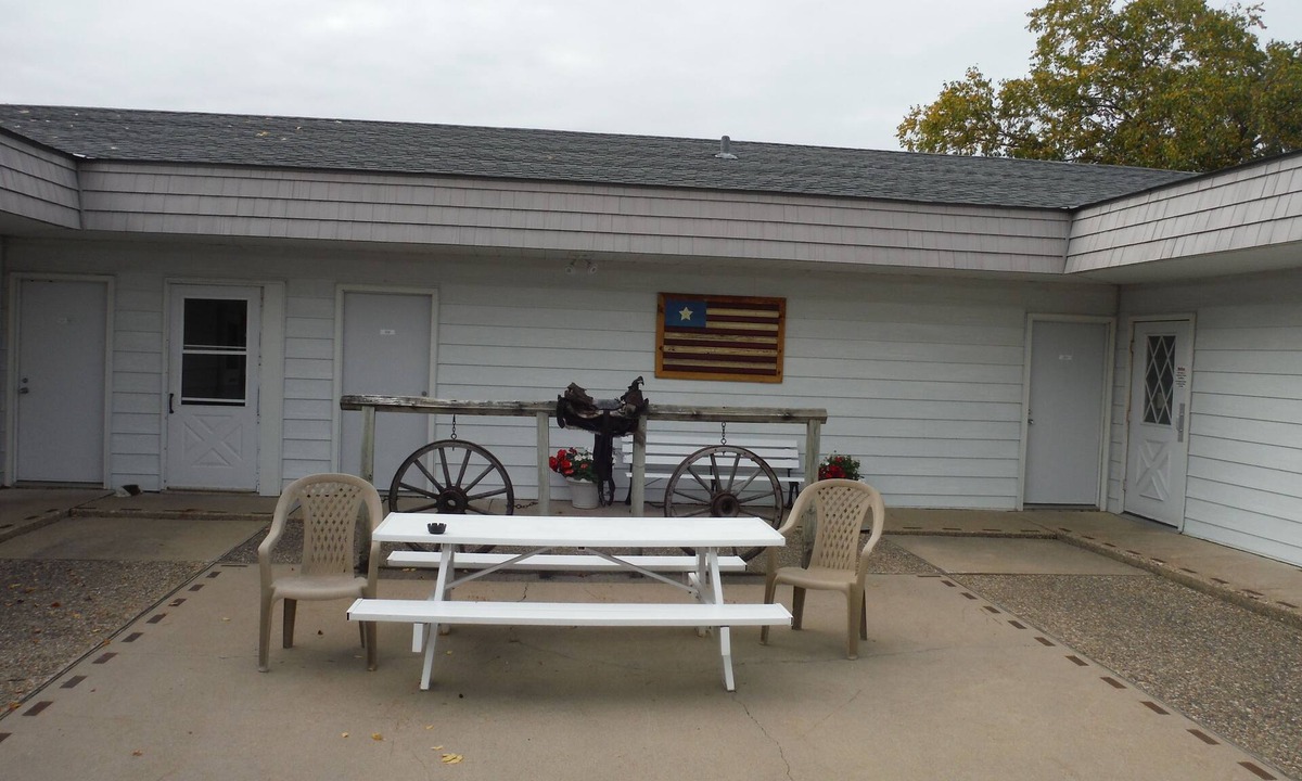 Cannon Falls Hotel | Caravan Motel