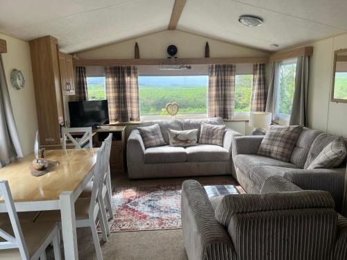 Heacham House | Caravan - Sleeps 8 - Decking - Pets Ok - Parking
