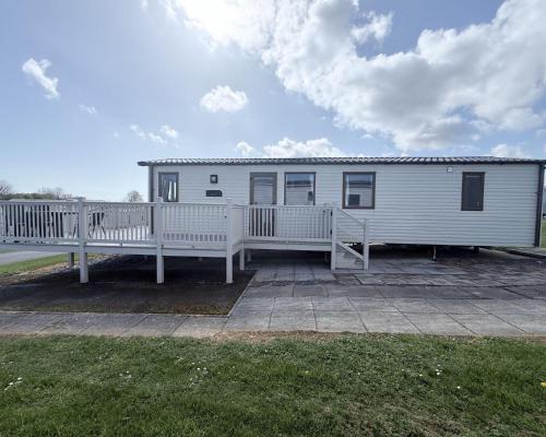 Winestead House | Caravan With A Spacious Decking Area At Sand Le Mere Park, Yorkshire Ref 71062Me