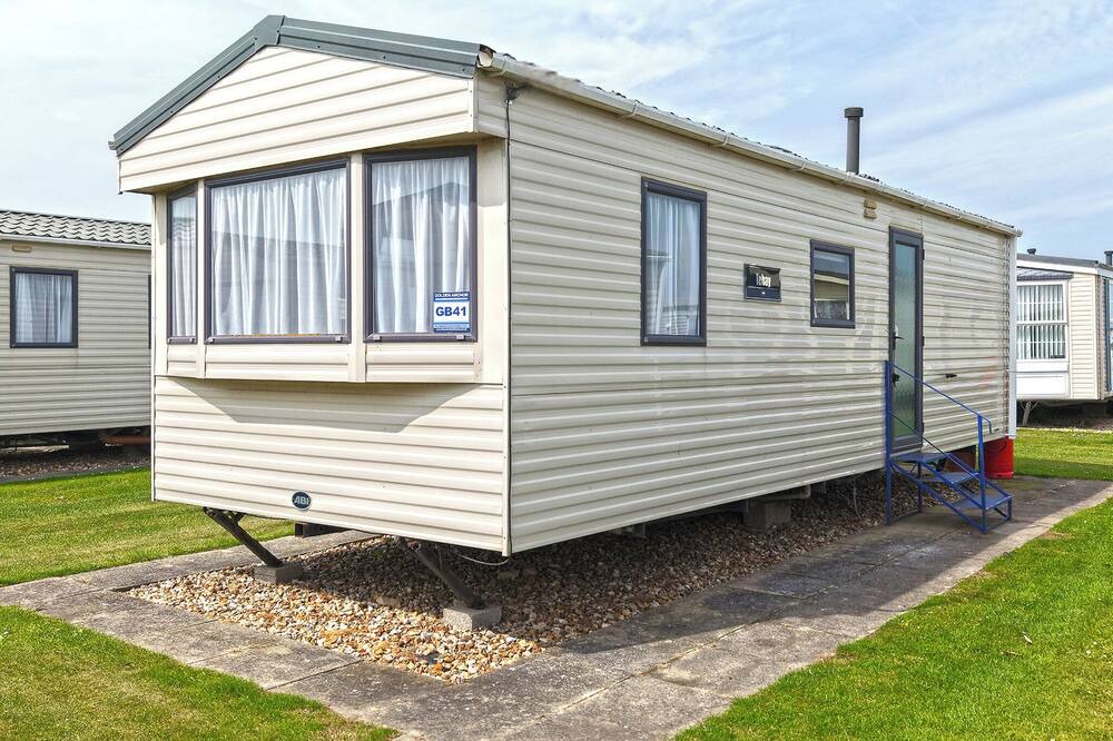 Chapel Saint Leonards House | Caravan with one double and one twin.