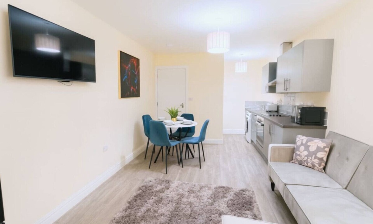 Adamsdown Apartment | Cardiff Emerald Suite| Contractors | Sleeps 5