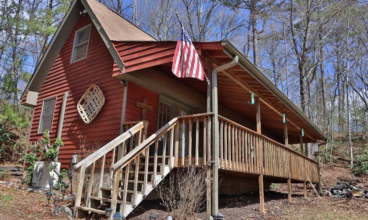 Whittier Cabin | Cardinal Ridge! Cozy cabin in the Smokies!