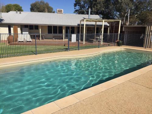 Hillgrove Hotel | Carinya Caravan Park