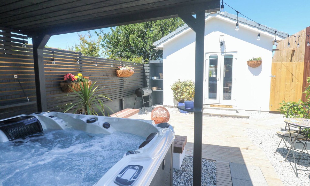Carnbrea Cottage | CARN BREA, pet friendly, with hot tub in Illogan