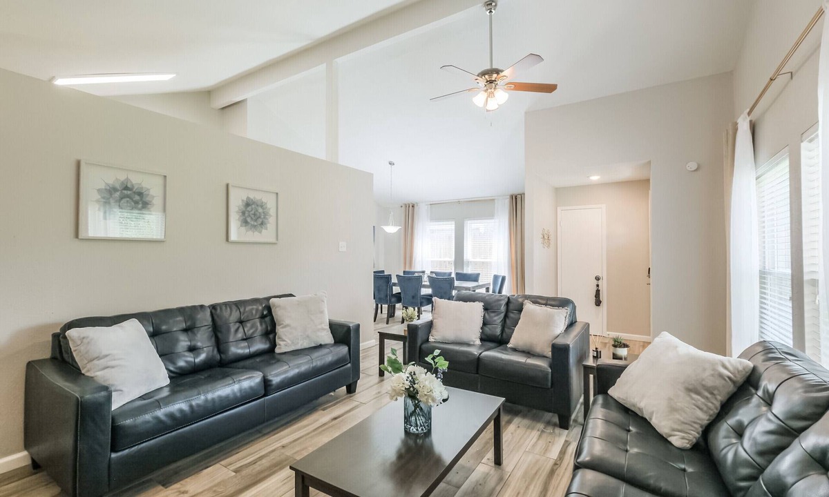 Spring Branch Central House | Carousel is a spacious, pet-friendly stay near Memorial City Mall and CityCentre, sleeping 12—ideal for families, groups, and work trips. Enjoy free WiFi, a washer/dryer, and a fully fenced yard for relaxing. Fully equipped and exceptionally clean.