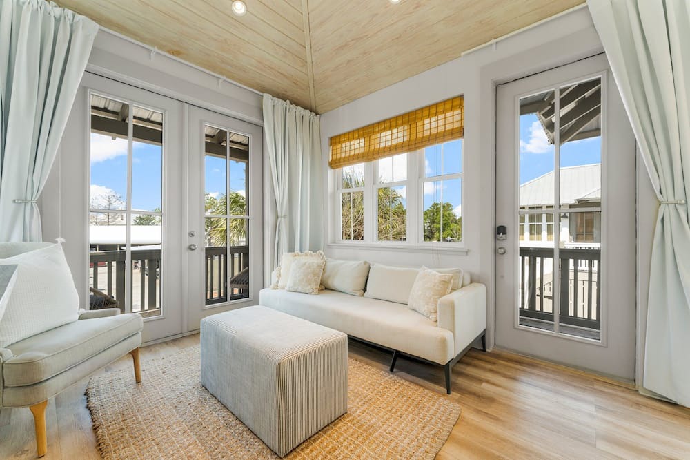 Rosemary Beach Apartment | Carriage House Studio/Sleeps 4/Walk to the Beach + Rosemary Town Center