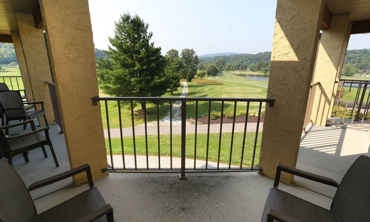 Fairfield Hotel | Carroll Valley Retreat | King Deluxe + Pool & Golf