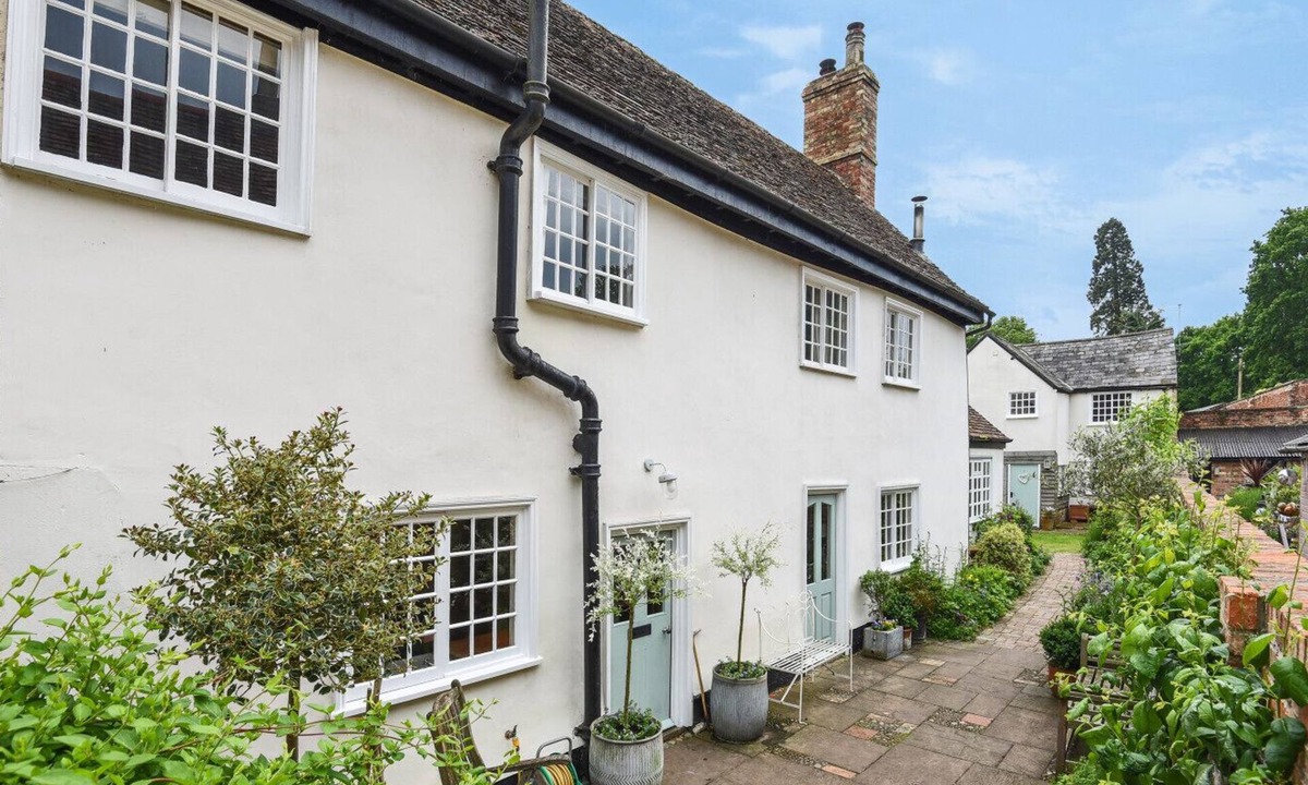 Kimbolton House | Carters Yard C13th Cottage in the centre of the historic village of Kimbolton