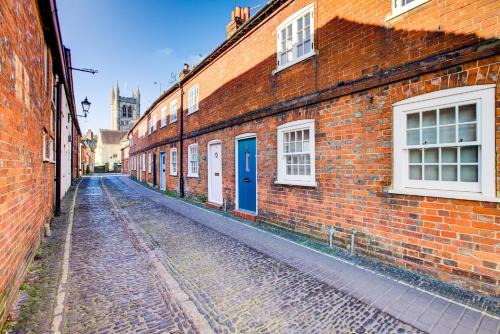 Farnham House | Cartref