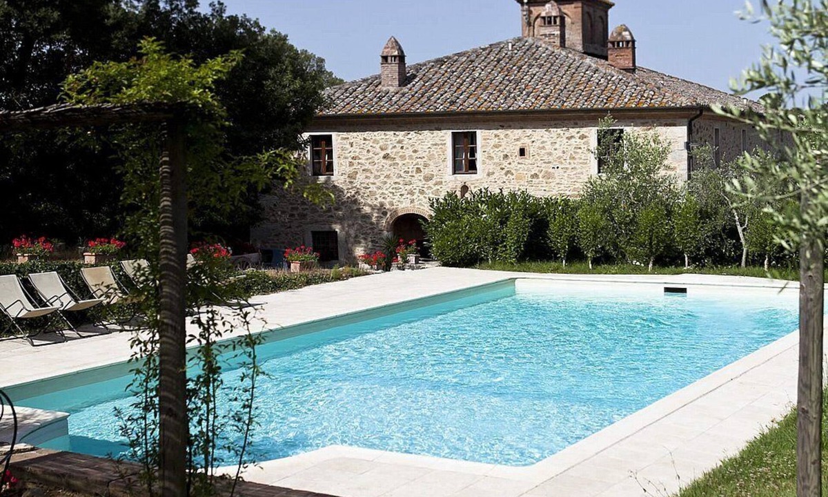 Rapolano Terme House | Casa Adalmina C: A pleasant and spacious apartment that is part of an ancient country house built on a hillside, surrounded by meadows and woods.
