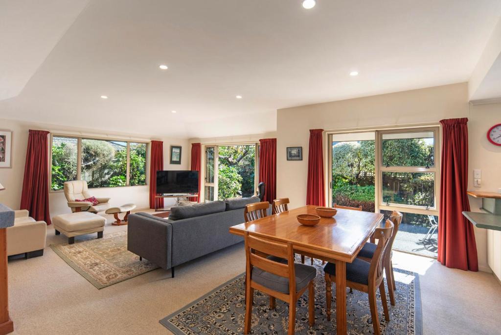 Nelson House | Casa Bella - Nelson Holiday Home