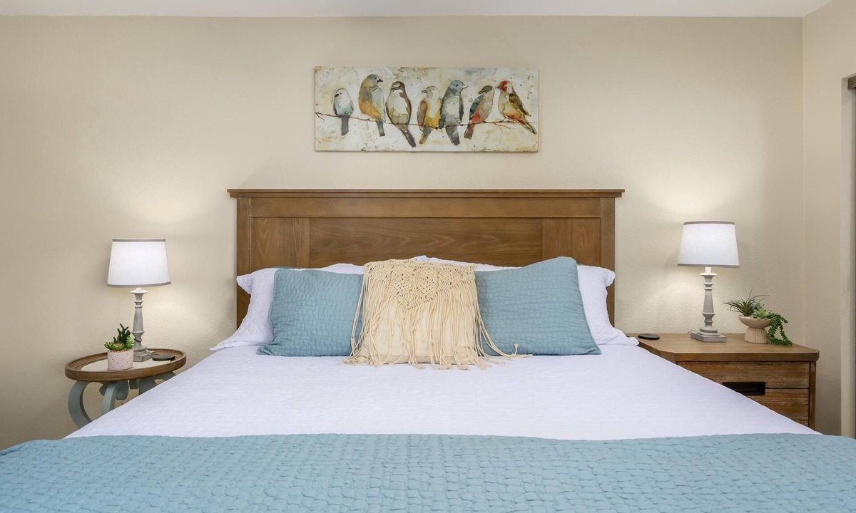 Paradise Valley Village Condo | CASA BELLA