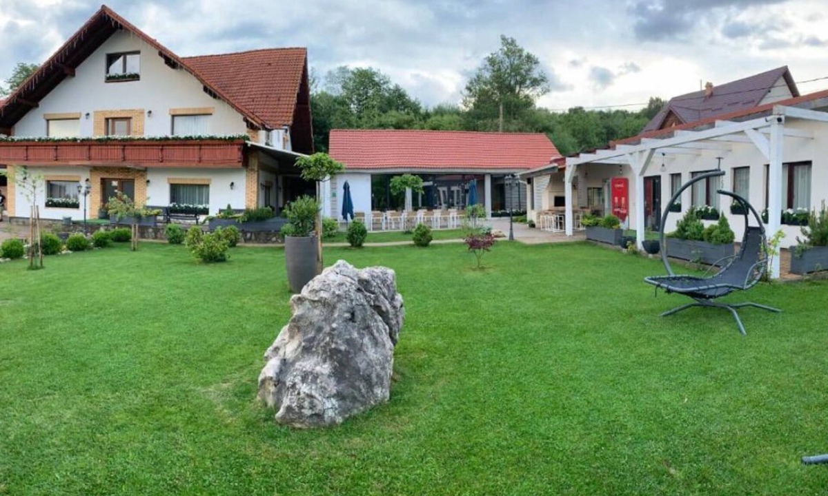 Moieciu Bed & Breakfast | Casa Bucegi - 1 Queen BR 2