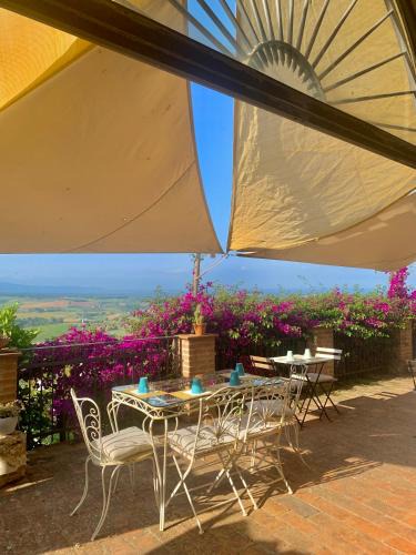 Casale Marittimo Bed & Breakfast | Casa Cerboneschi B&B in a medieval village with Panoramic Tuscan Hills