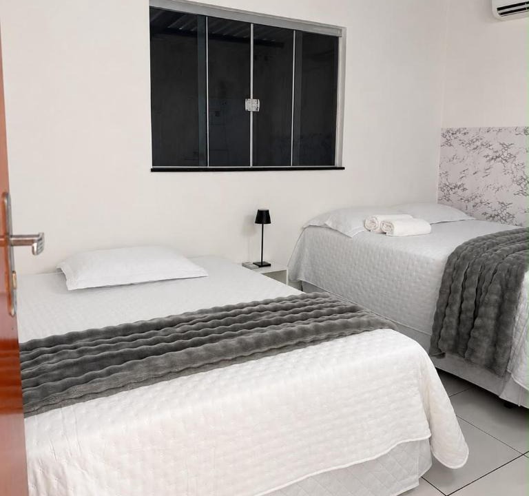 Mineiros House | Casa com dois quartos e piscina em mineiros