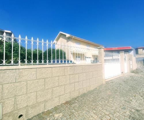 Amares House | Casa com jardim privado e estacionamento no interior