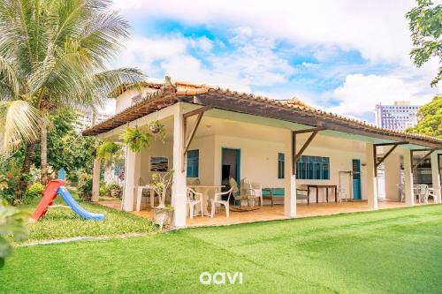 Cotovelo House | Casa com Piscina e Churrasqueira Cotovelo by Qavi