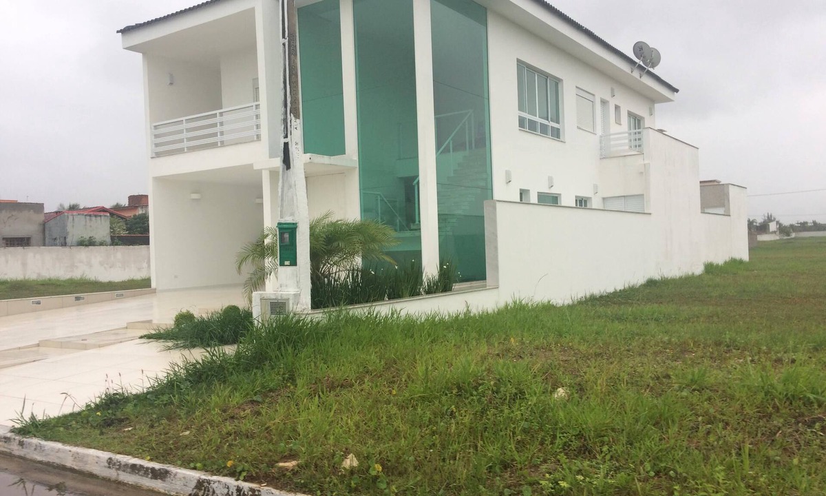 Tupy House | Casa com Piscina em Condomínio Fechado com Segurança 24h de Frente Para o mar