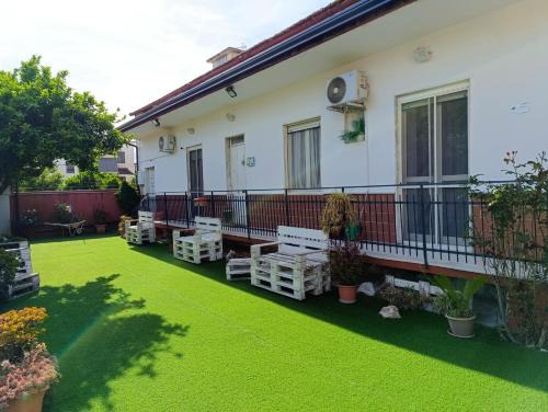 Acerra House | Casa con ampio giardino e patio