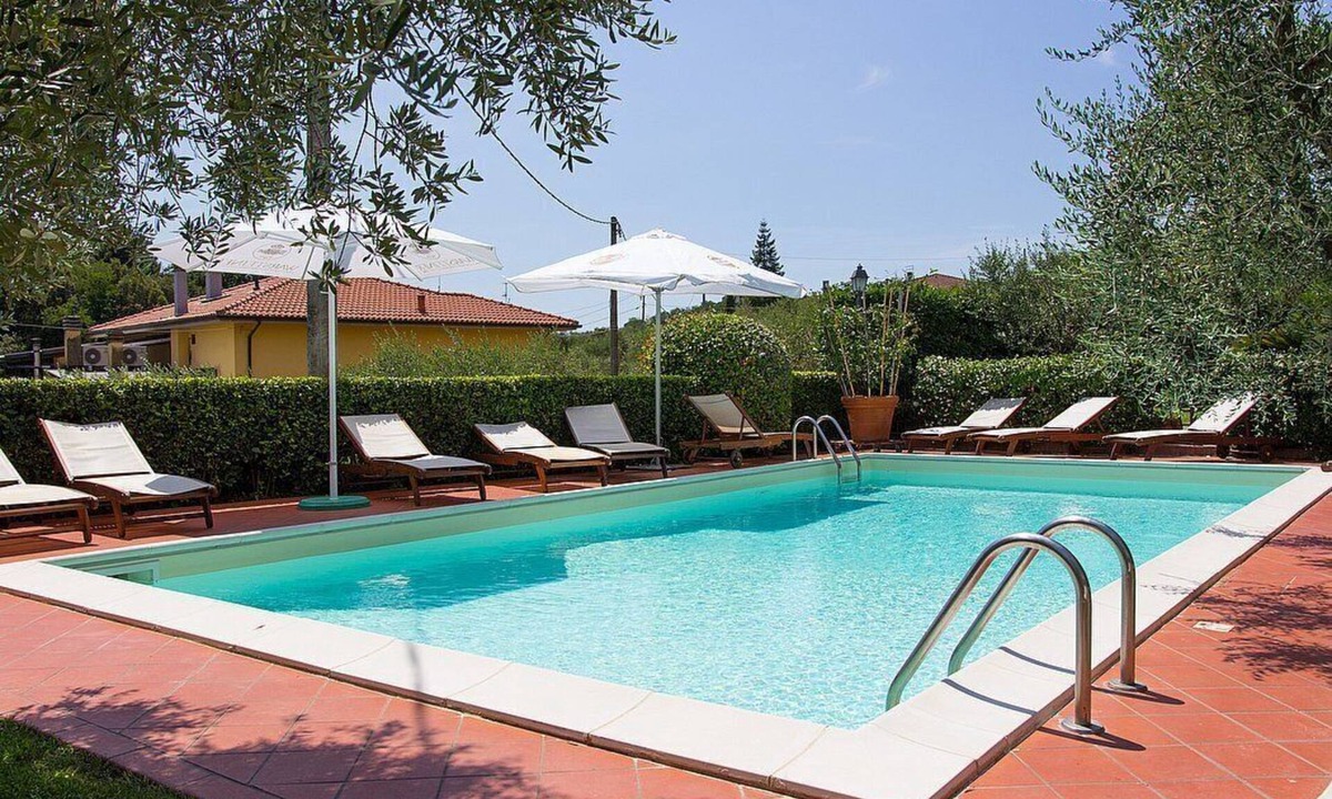Massa e Cozzile House | Casa Concerto A: A graceful apartment located on top of a small hill, with Free WI-FI.