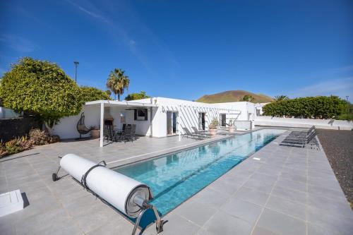 Conil House | Casa Conil Private 25m Heated Pool with Hydraulic Mobility Lift