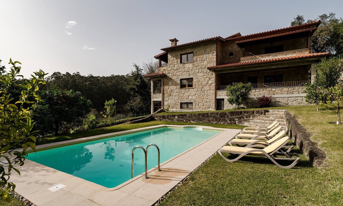 Amares House | Casa das Flores: Mountain View, Private Pool & Wi-Fi in Gerês