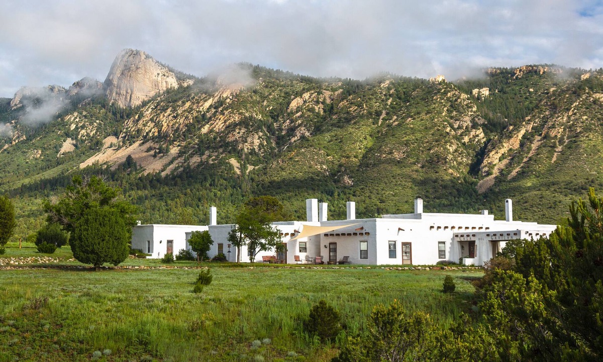 Cimarron Bed & Breakfast | Casa del Gavilan Historic Inn