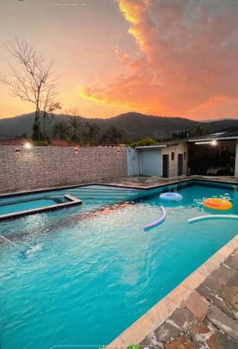 Caiubura House | Casa em Bertioga com piscina aquecida Sitio família ROCHA