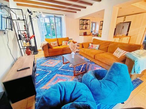 Poulaines House | Casa Felicità - Longère with swimming pool and large garden