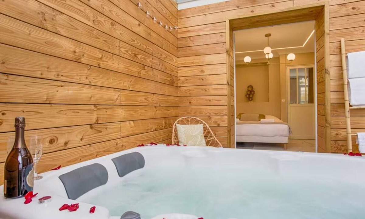 Falaise Apartment | Casa Gauda - Jacuzzi, Relaxation, and Serenity