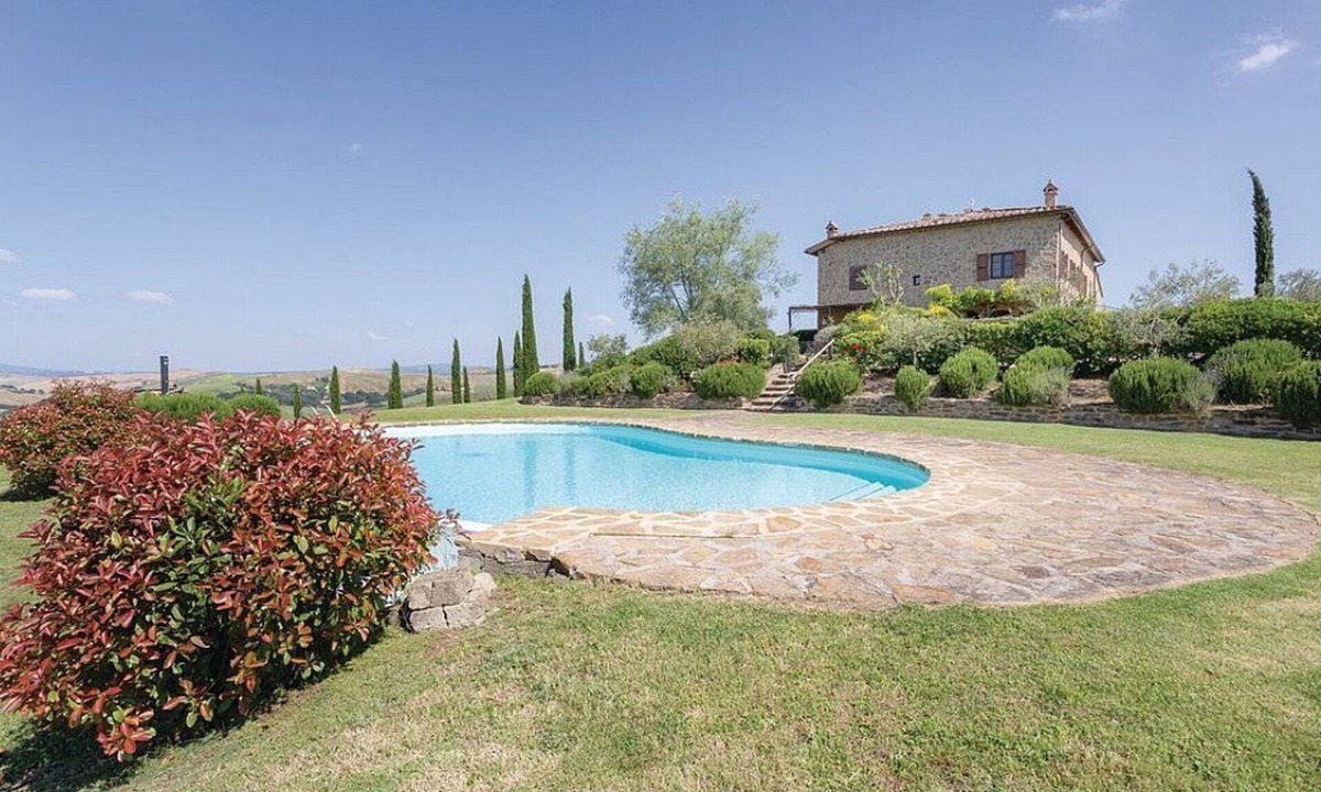 Torre A Castello House | Casa Glenda: A characteristic and welcoming two-story apartment that is part of an ancient country house located on top of a small hill, with Free WI-FI.