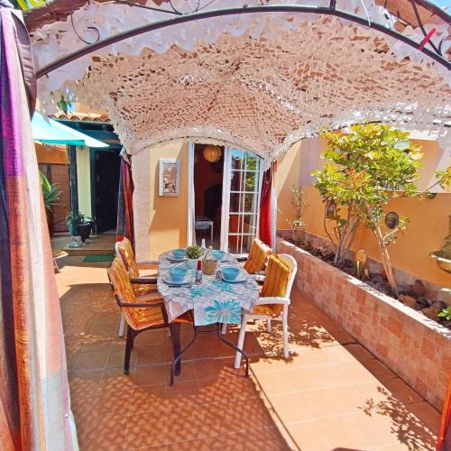 Las Rosas House | Casa Golfin - Mediterranean-style house in Tenerifes sunny south