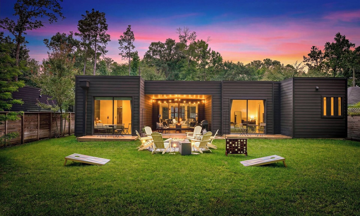 Conroe House | CASA GRANADA - 5 Bed 4 Bath + FirePit + Patio + Large Backyard + TV's