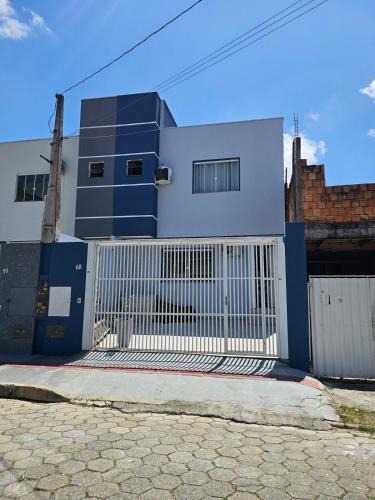 Tabuleiro House | Casa Grande com Churrasqueira e Vaga para 2 carros