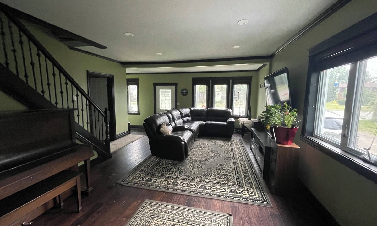 LaSalle House | CASA LASALLEnSLEEPS 8 GUESTS COMFORTABLY nBABY AMENITIES AVAILABLEnPET FRIENDLYn
