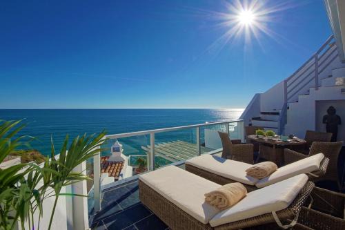 Peneco Beach Villa | Casa Latino - Oceanfront - Luxury & Charming Villa- Rooftop Jacuzzi by DreamvillasAlbufeira