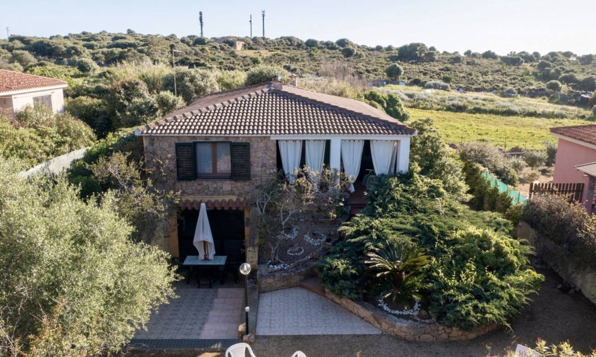 Paduledda Apartment | Casa Li Feruli is situated in the peaceful village of Paduledda in northern Sardinia, just 3,5 km from Isola Rossa.The house is surrounded by a well-kept garden and is located slightly above the coast. It enjoys an open view of the s