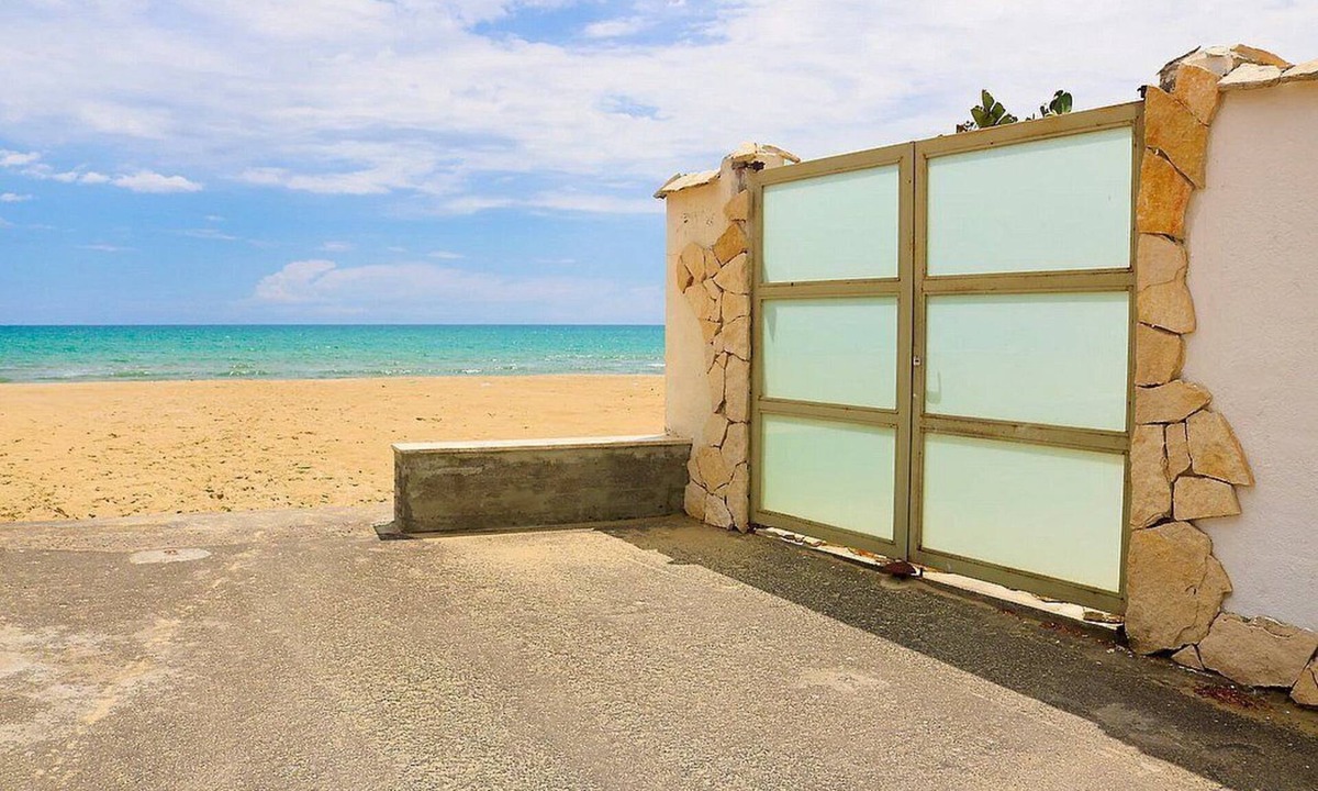 Agnone Bagni House | Casa Libezia B: A welcoming apartment located right on the beach, with Free WI-FI.