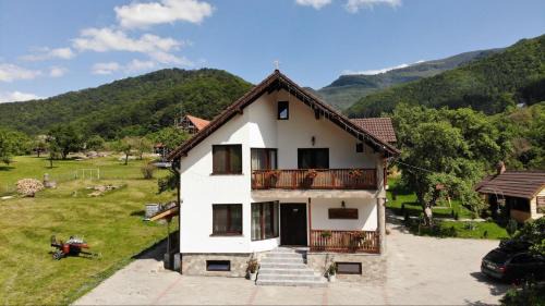 Rau Sadului House | Casa Muntilor Prejba