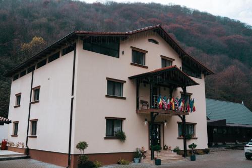 Orlat House | Casa Munty
