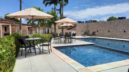 Pilar House | CASA no FORTE com 80 m2, 2 quartos com ar condicionado, cozinha completa, acomoda 8 pessoas, campinho, parquinho infantil, piscinas, área de lazer, estacionamento para 2 carros, WIFI, câmeras de segurança, portaria, ambiente familiar.