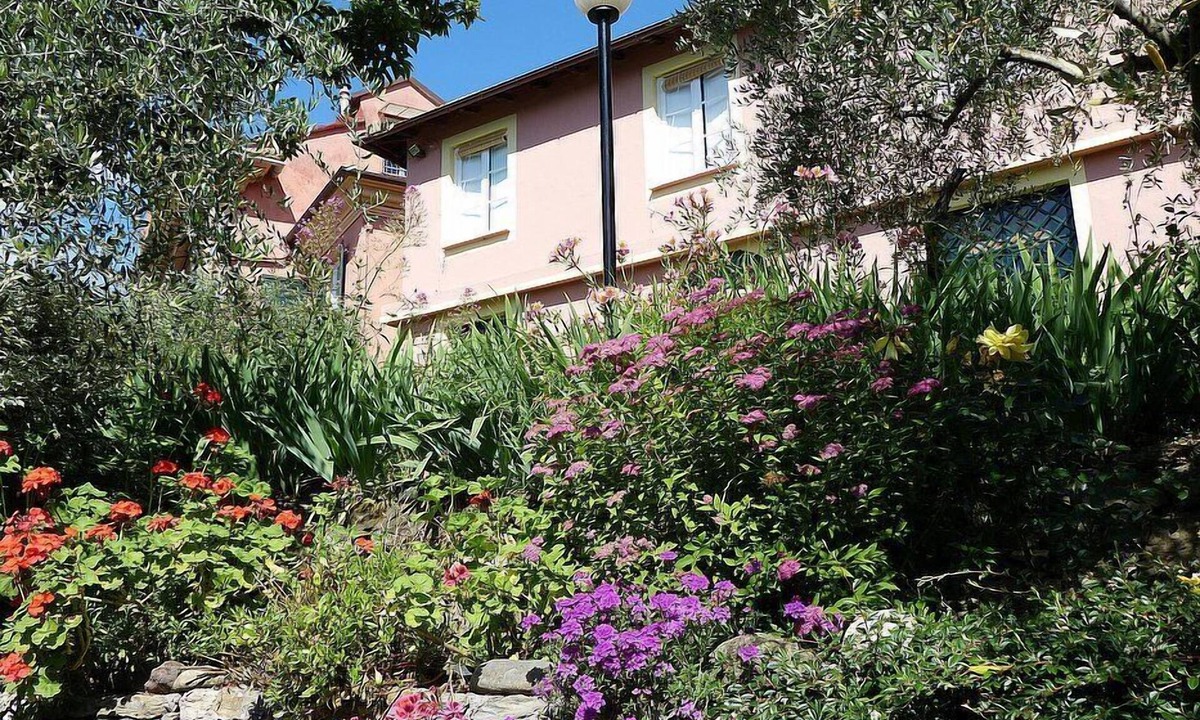 Chiavari House | Casa Oleandro A: An elegant and welcoming two-story independent house, with Free WI-FI.