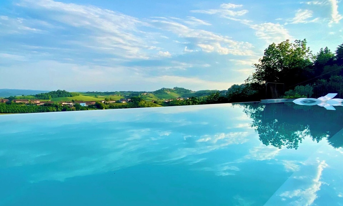 San Martino Alfieri House | Casa Profumi di Barbera 8: Infinity Pool, 4 Luxurious Bedrooms & Historic Charm