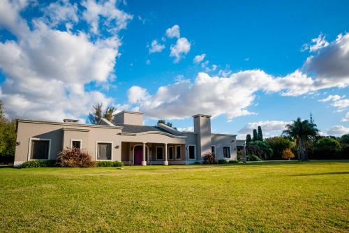 Capitan Sarmiento Villa | Casa quinta Capitán Sarmiento - 8 personas con parque y parrilla