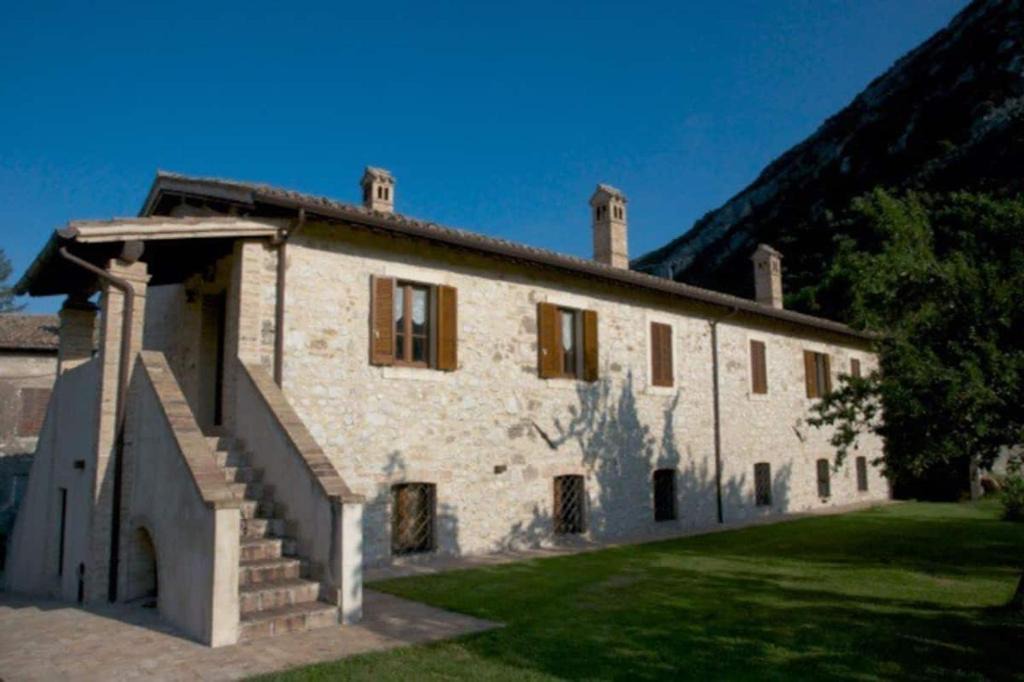 Pale House | Casa ridente nella valle del Menotre con giardino