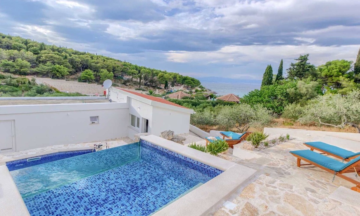 Sutivan Villa | Casa Romantica - charming holiday home for 4 + 2 people with a heated pool by MyWaycation