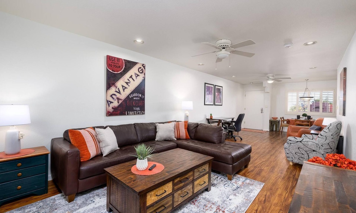 Paradise Valley Village Condo | CASA ROMEO - Updated Top-Level Condo
