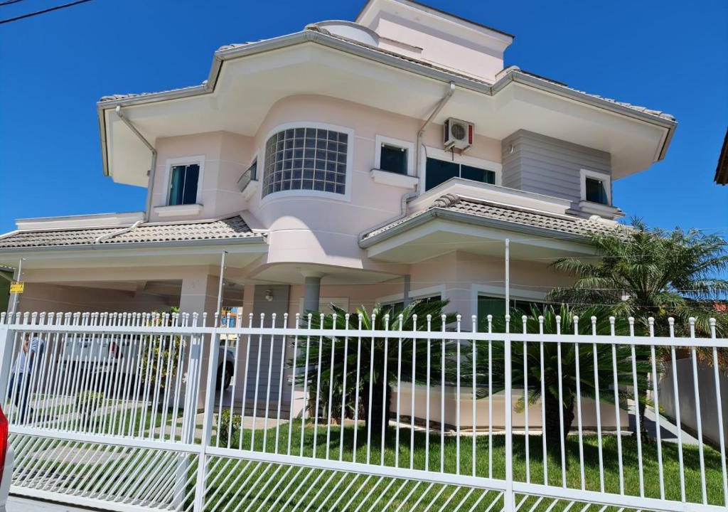 Ingleses Sul House | Casa Rosa com 7 quartos - Edícula completa a 150 metros da Praia