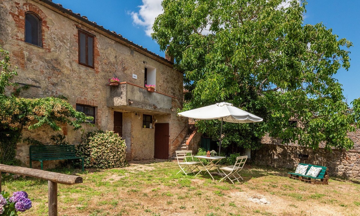 Monteriggioni Apartment | Casa Rufini among the Sienese Hills on the Bichi Borghesi Estate
