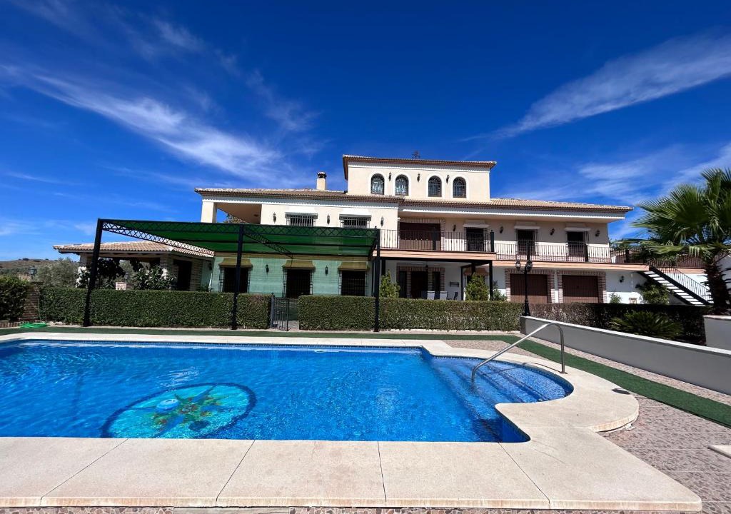Villanueva de Algaidas Villa | Casa rural para familias con piscina, privacidad y vistas al atardecer